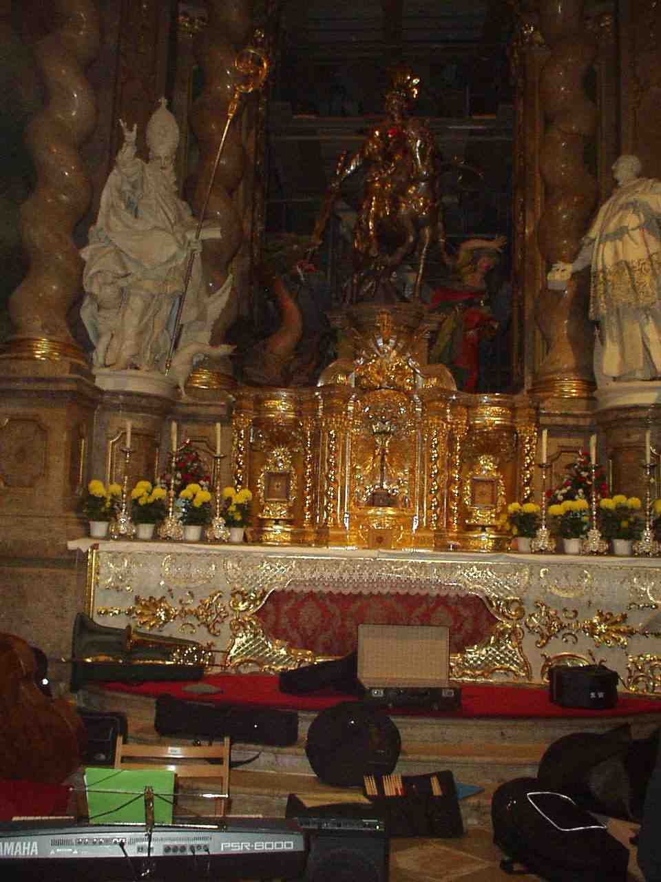Altar im Hintergrund